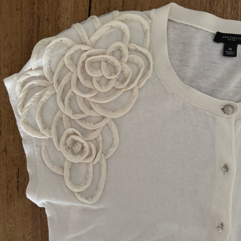 Ann Taylor Ivory Cotton Silk Cardigan Short Sleeve Beaded Appliqué Size Medium - Picture 12 of 16